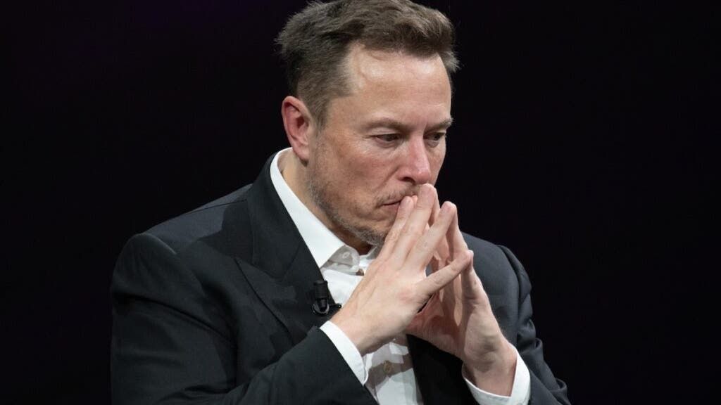 Musk Escalates Tech Feud, Sues Apple and OpenAI Over Alleged AI Monopoly